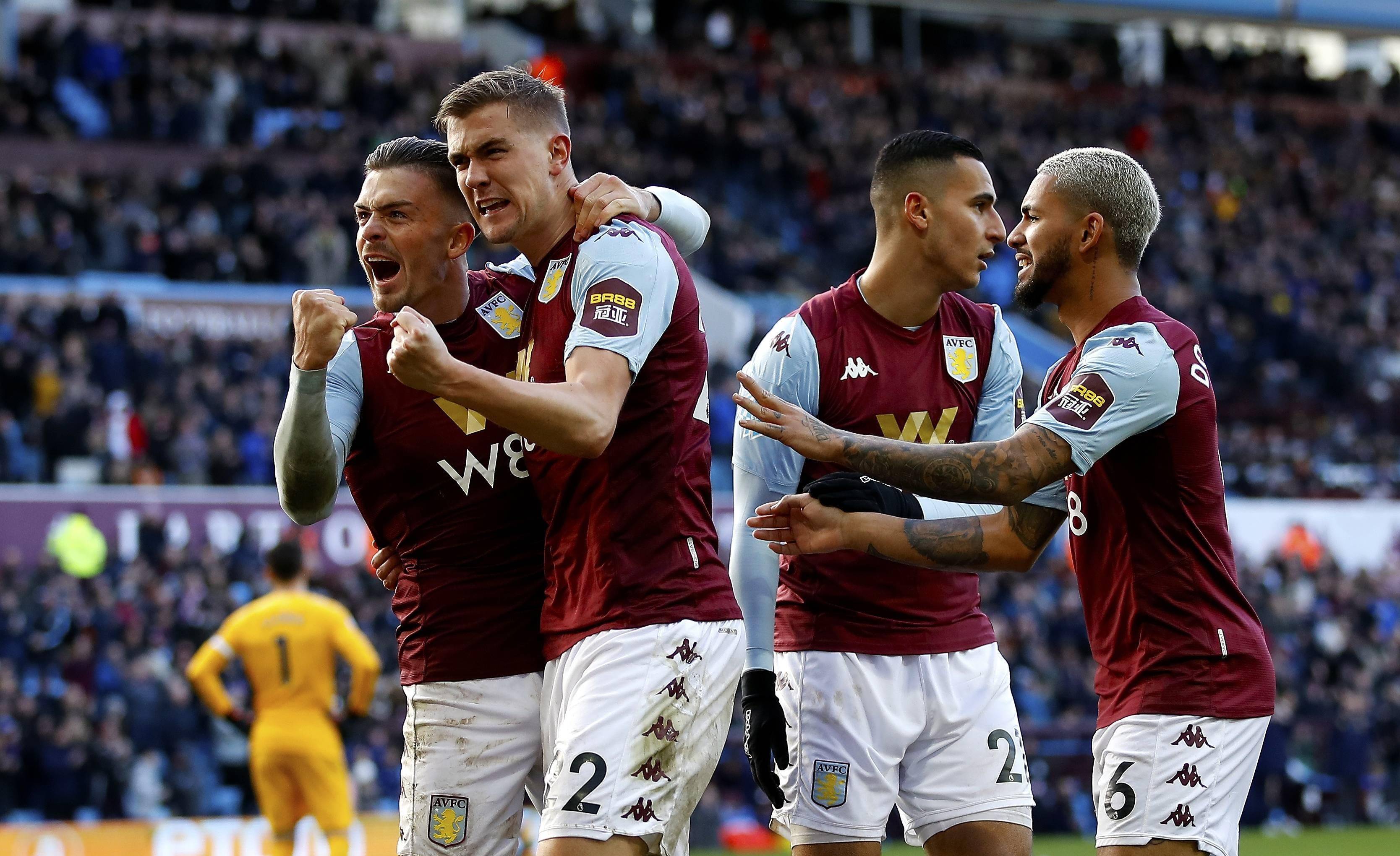 球员直接摊手，态度说明一切（球员摊手示意，态度一目了然）