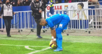 世体：巴萨冬窗将引进中卫，奥塔门迪、德弗里和塞内西是候选（世体：巴萨冬窗瞄准中卫补强，奥塔门迪、德弗里、塞内西在列）