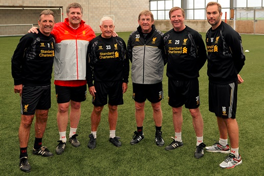 庆祝欧洲杯夺冠，英格兰女足前锋凯莉在伦敦街头跳舞（英格兰女足前锋凯莉伦敦街头起舞，庆祝欧洲杯夺冠）