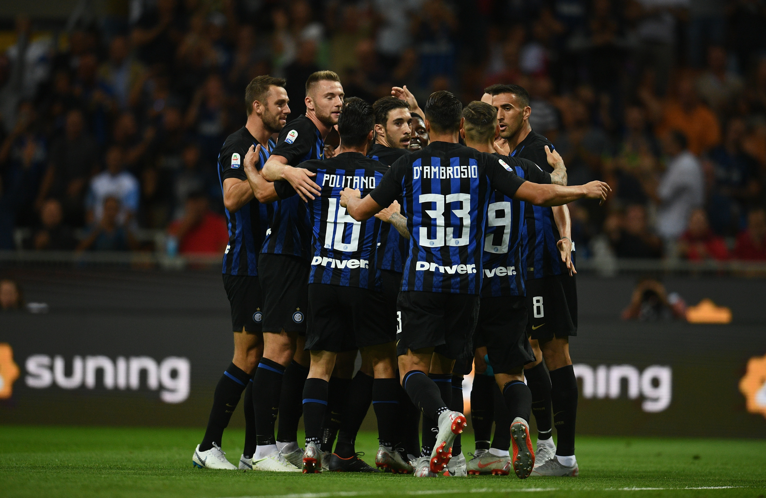 欧冠赛场精彩瞬间：巴萨主场2-0取胜,（欧冠焦点战：巴萨主场2-0告捷）