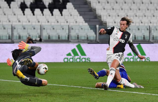 足球意大利名帅重返教练席，引全球媒体关注（意大利足坛名帅重返执教舞台，全球媒体聚焦）