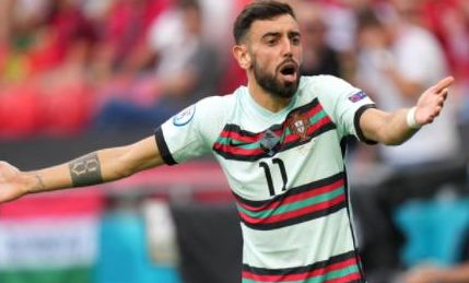 球星任意球脚法惊艳亮相（球星展现惊艳任意球脚法）