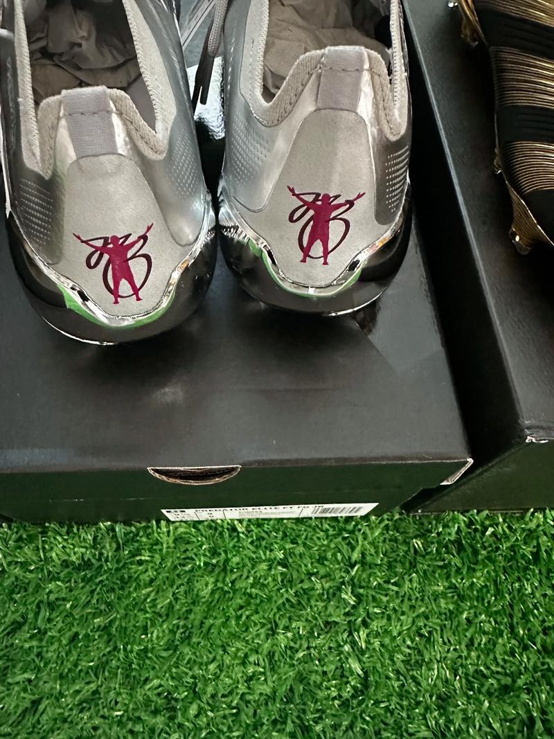 张伯伦代表阿森纳U21出战曼联U21，8年后再为枪手比赛（张伯伦披阿森纳U21战曼联U21，时隔8年再度为枪手登场）