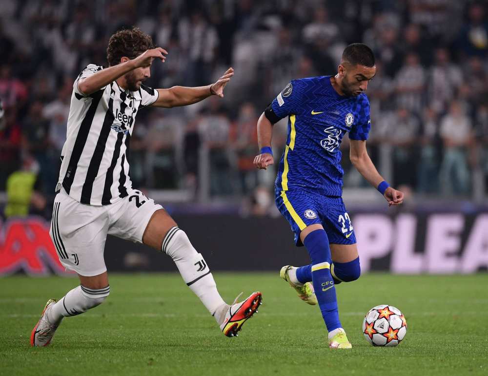 内马尔从中场跑回禁区开门球，结果队友直接开大脚让他无语（内马尔自中场折返准备主罚球门球，队友却一脚大脚解围令其无语）