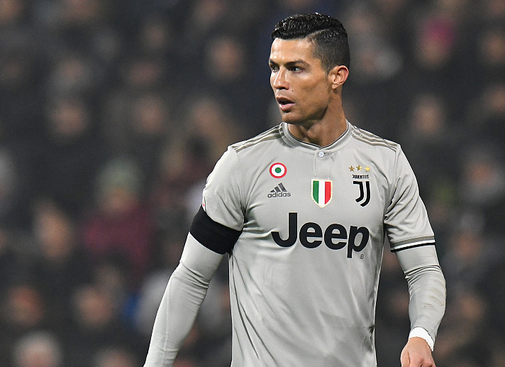 足球不会同情任何人（足球从不怜悯任何人）