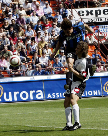 格林单节三分5投4中，雄鹿狂轰9记三分，客场4分领先（格林单节外线火热5中4，雄鹿飙进9记三分，客场领先4分）