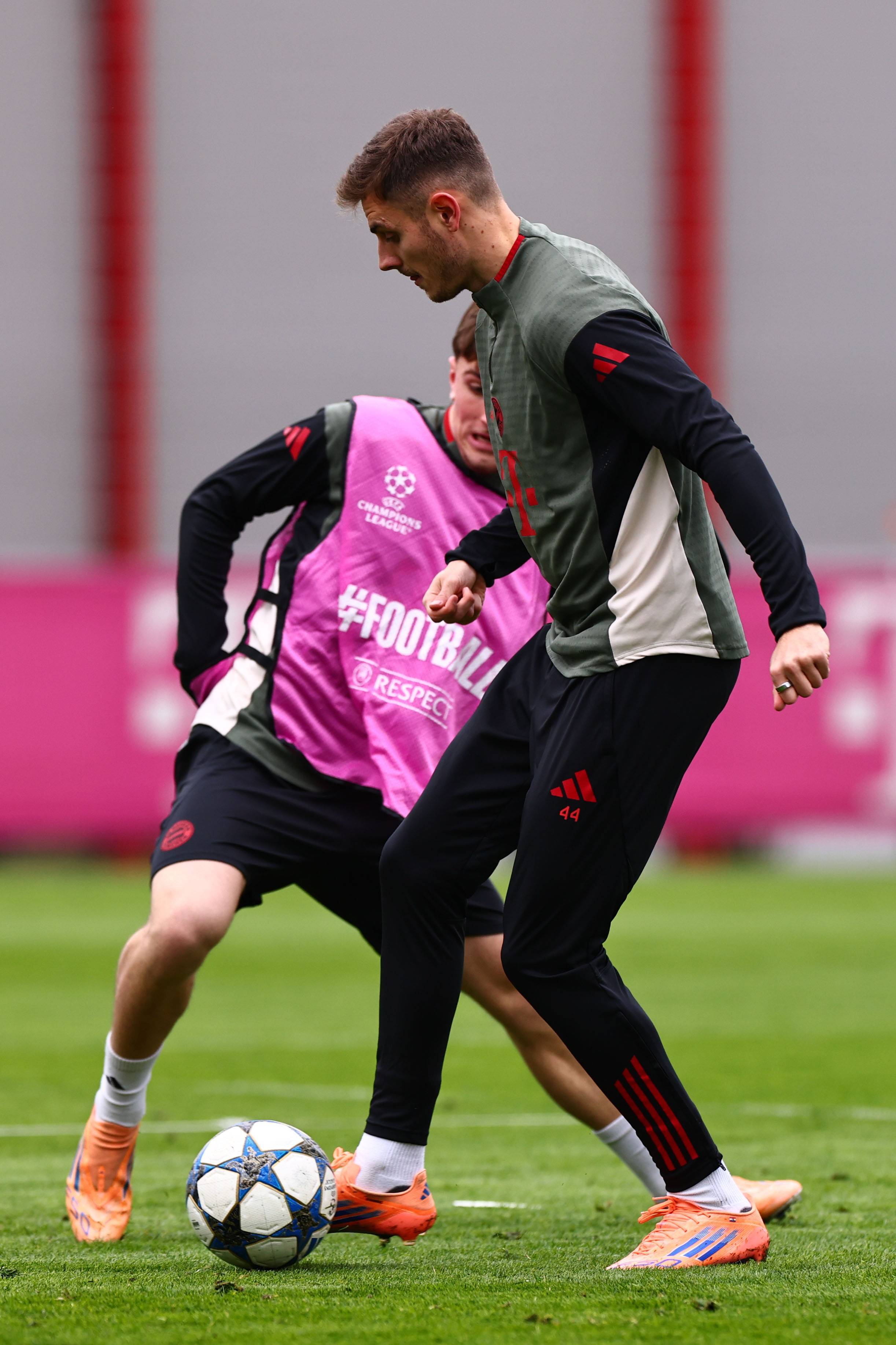 皮克福德：想参加摩托车越野赛；为英格兰举起奖杯是头等大事（皮克福德憧憬参加摩托越野赛，但为英格兰捧杯仍是首要目标）