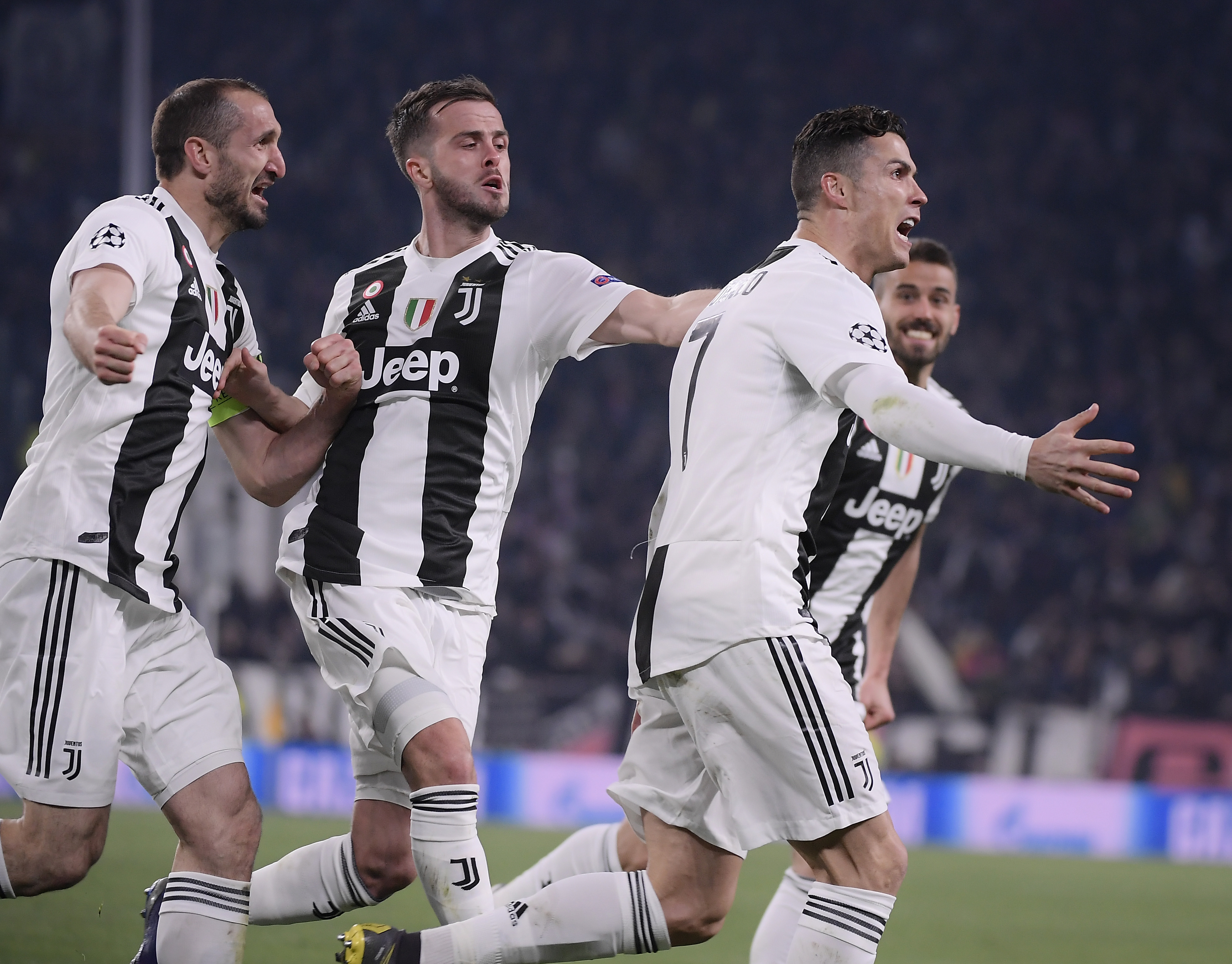 比肩乔丹！亚历山大连续三年场均砍下30分+命中率超过50%（乔丹级表现！亚历山大已连三季场均30+且命中率超50%）