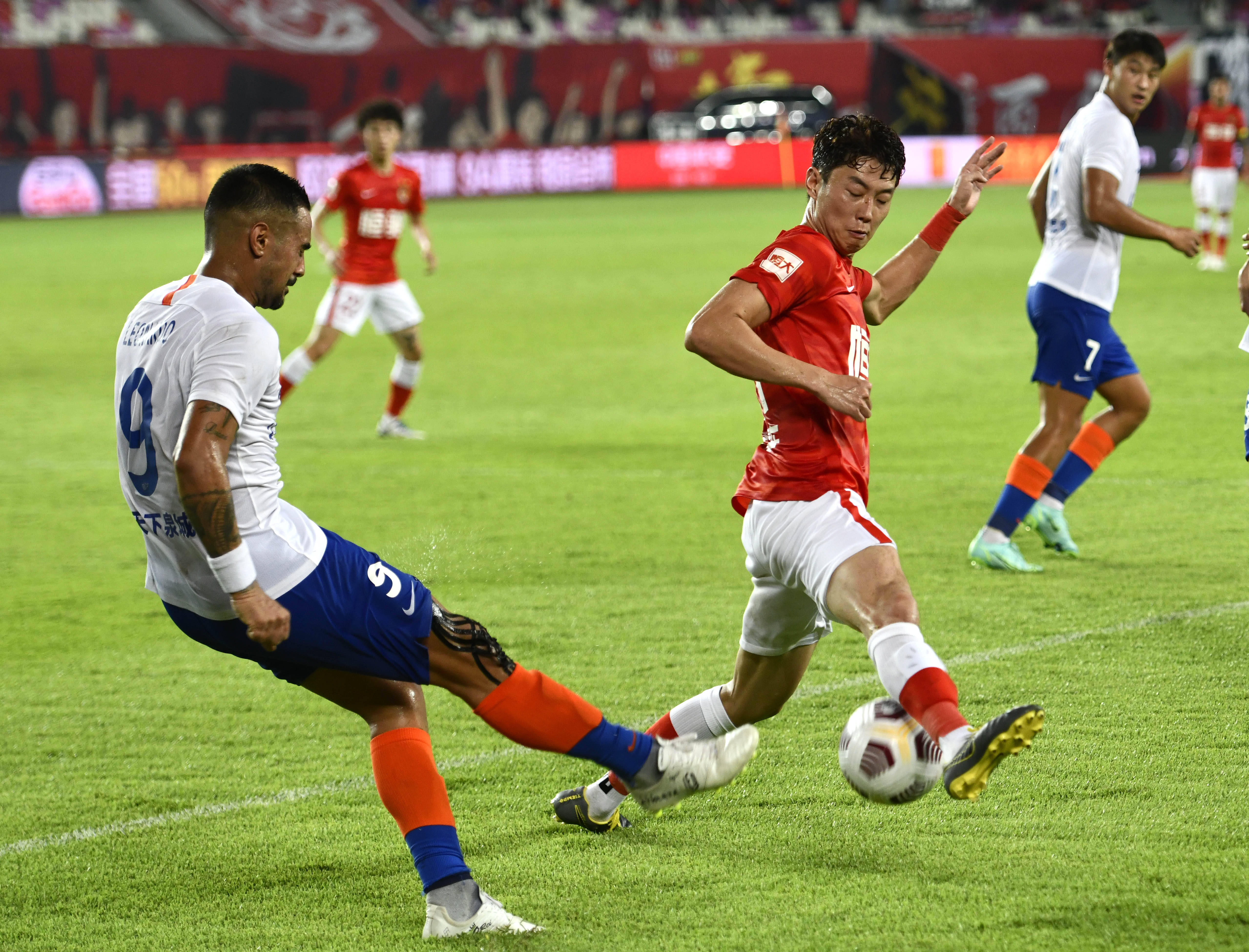 为何亲斯内德？穆帅：斯内德给了我三冠王，那是最棒的一年（穆帅回应亲斯内德：他助我成就三冠，那是我最好的一个赛季）